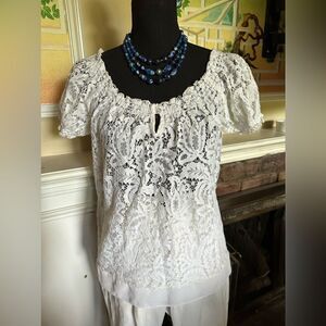 Summer must-have! Elegant, all-over white lace short sleeved shirt size S